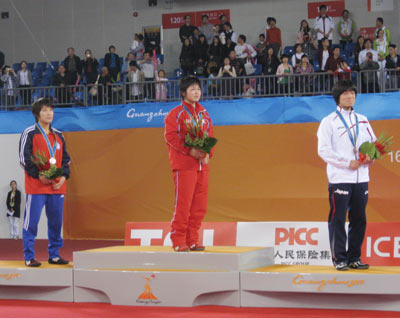 VĐV Nguyễn Thị Lụa (bìa trái) lần nữa lại lỗi hẹn với SEA Games.